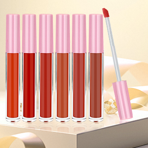 Fila de tubos de brillo labial con tapa rosa con producto líquido rojo en su interior, un tubo abierto que muestra la varilla aplicadora.