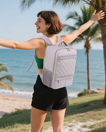 Sac à dos matelassé gris clair illustré sur un décor de plage avec des palmiers. Plusieurs vues montrent le design et le style de transport du sac à dos sur fond côtier.