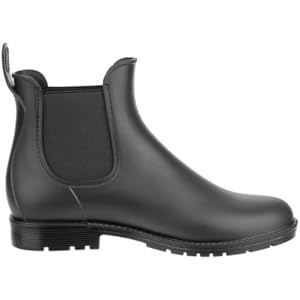 Schwarze Gummistiefeletten aus mehreren Blickwinkeln, mit elastischen Seiteneinsätzen und einem einfachen Slip-on-Design.