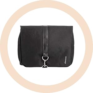 Sac besace noir avec détail de lanière en cuir et fermeture à fermoir en métal, au design minimaliste et à la marque unique