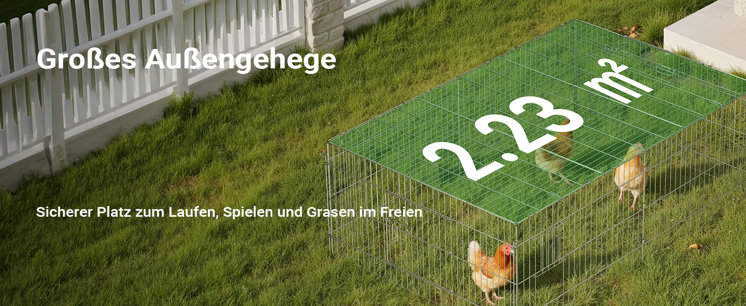 Hühnergehege im Freien mit grünem Gras und einer am Boden sichtbaren Messmarkierung von „2,5 m“, in der sich Hühner befinden