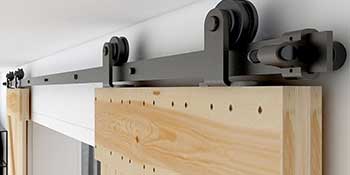 ein Regal mit Rädern und einer Rolle.