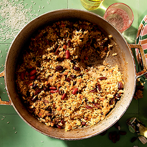 POT OF PELAU ON LIGHT GREEN TILE