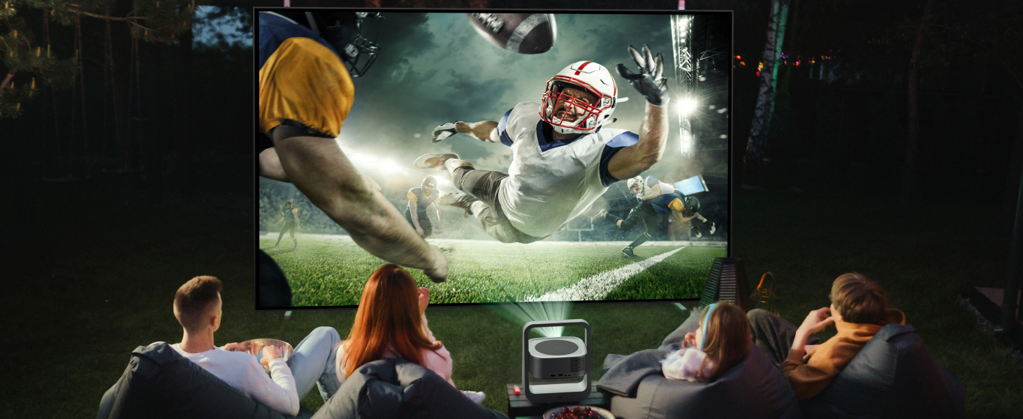 diffusant un match de football sur un écran extérieur. Des personnes assises par terre regardent l'image projetée la nuit.