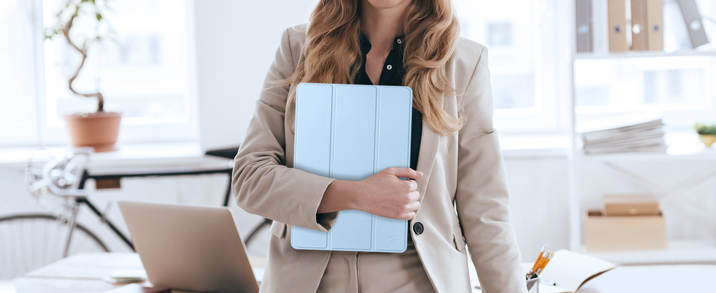 Cadre clinique avec dossiers médicaux et ordinateur portable sur le bureau, montrant un espace de travail professionnel avec un mobilier de couleur claire