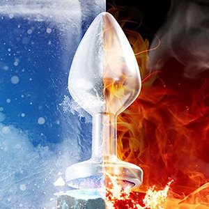 Buttplug aus Glas mit durchsichtigen und mattierten Abschnitten. Die eine Hälfte ist von Eis und Schnee umgeben, die andere Hälfte geht in Flammen auf, was auf Temperaturschwankungen hindeutet