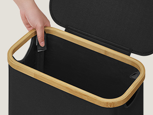 Közeli kép egy lekerekített sarkú, téglalap alakú fakeretről, amelyet egy fekete felületről emelnek ki, valószínűleg egy bútordarab részeként.