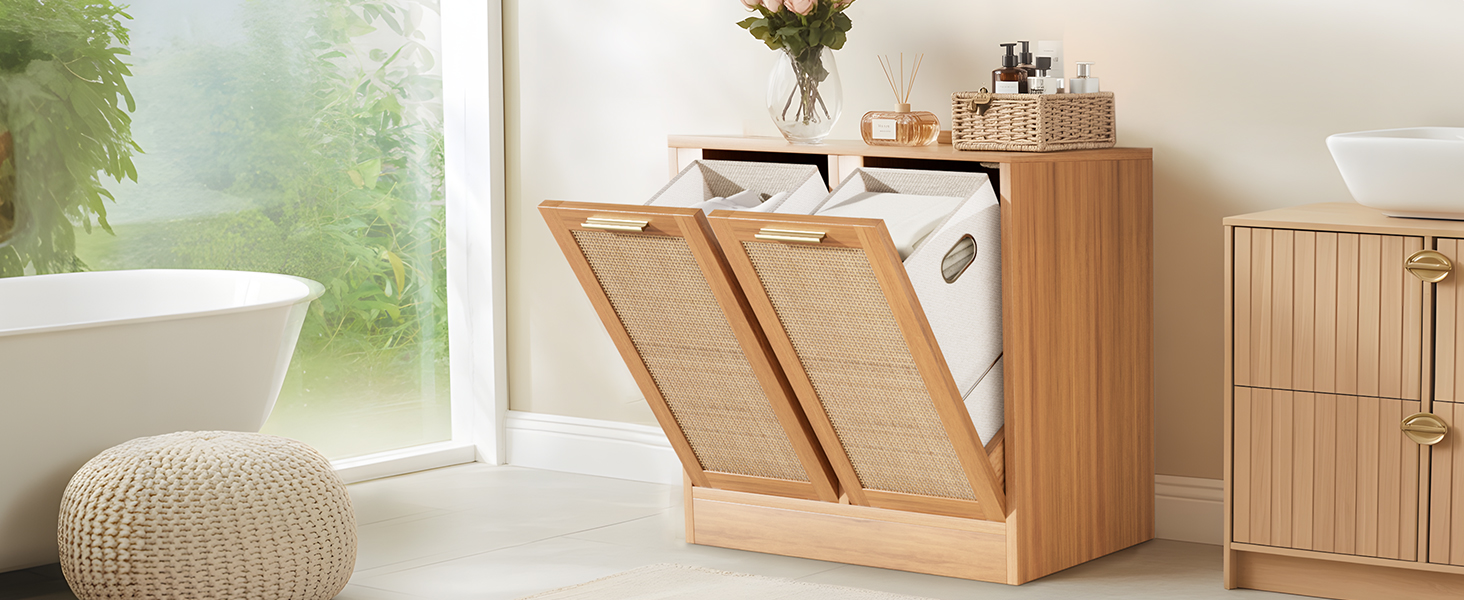 Wäschekorbschrank aus Holz mit zwei Kippfächern mit gewebten Rattanfronten. Auf der Oberseite befinden sich die Utensilien des Badezimmers. Es befindet sich in einem hellen Badezimmer neben einer freistehenden Badewanne.