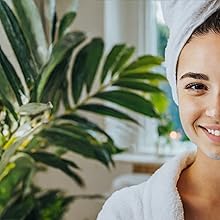 Vrouw klaar voor een thuis spa gezicht met hydreas organische egyptische loofah gezicht pad