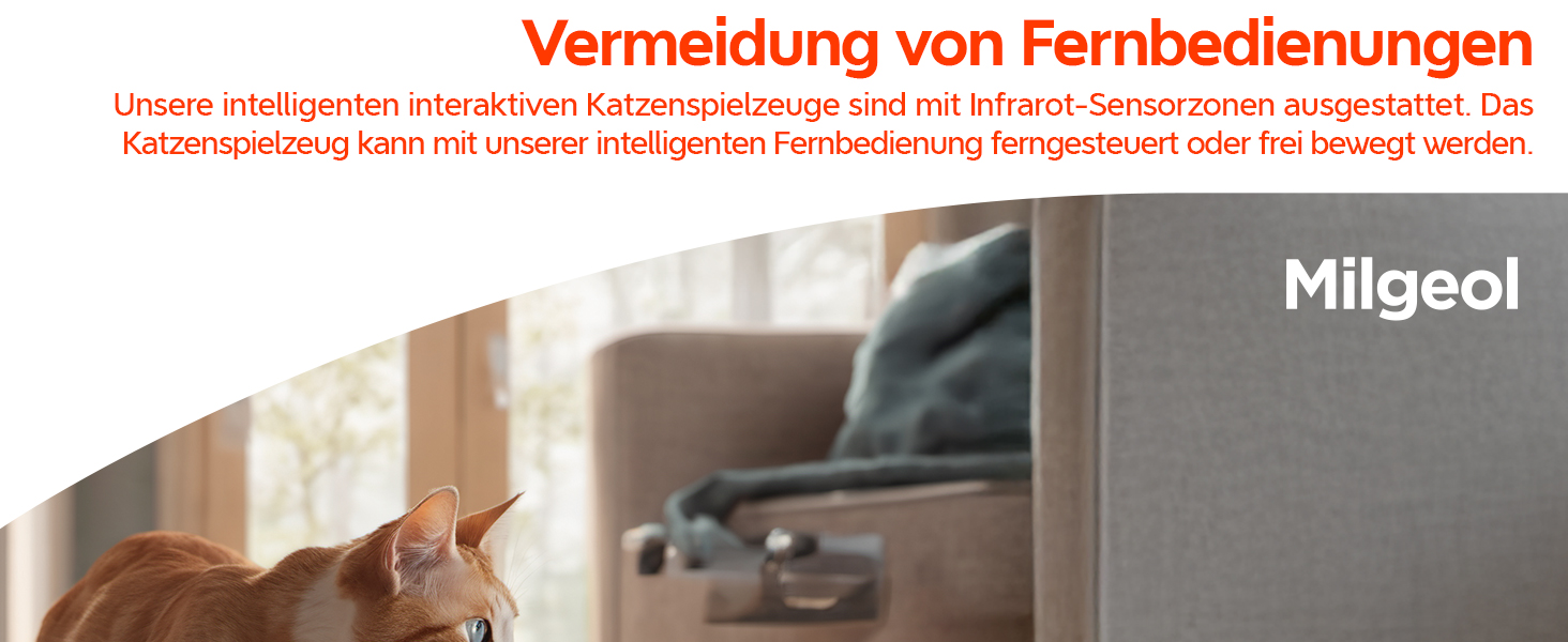 Orangefarbene Tabby-Katze, die auf einer Holzoberfläche sitzt und in Richtung Fernseher oder Monitor schaut. Text auf Deutsch beschreibt eine Funktion, die sich auf die Vermeidung von Fernsteuerungen bei interaktivem Katzenspielzeug bezieht