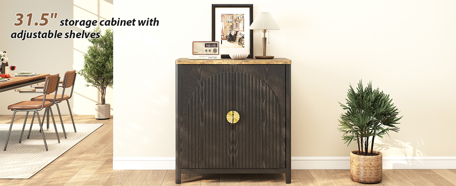 Der Text lautet „31,5-Zoll-Lagerschrank mit verstellbaren Regalen“. Dunkler Holzschrank mit Messingbeschlägen, abgebildet in stilvoller Raumgestaltung mit Pflanzendekor.