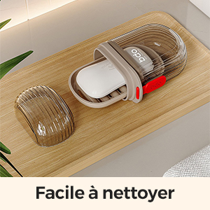avec couvercle en plastique transparent sur une surface en bois. Le distributeur a une base blanche, un bouton rouge et le texte « Facile à nettoyer » (Facile à nettoyer)