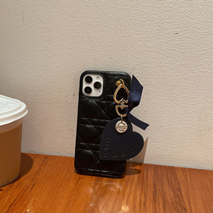 Amazon.co.jp: 【Emikal】ハートチャーム キルティング iPhone13