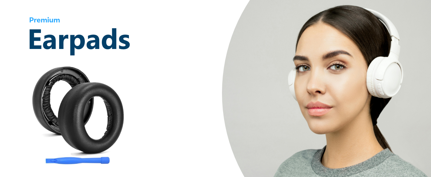 Des oreillettes haut de gamme présentées sous forme de coussins circulaires en mousse noire, à côté d'une femme portant des écouteurs supra-auriculaires blancs sur fond gris