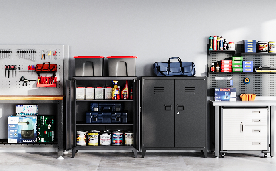 Organisiertes Garagenlagersystem mit Metallregalen, Schränken und an der Wand montierten Organizern für Werkzeuge, Kisten und verschiedene Haushaltsgegenstände