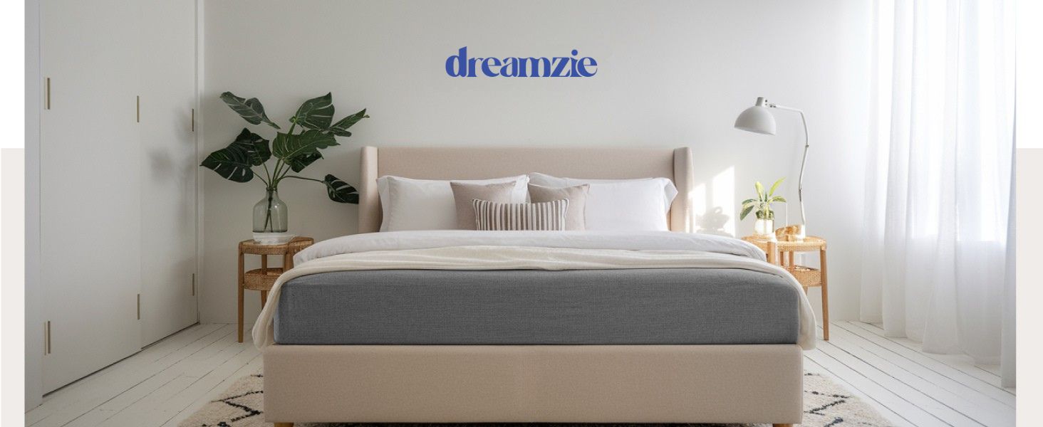 Modernes, minimalistisches Sofa oder Tagesbett aus hellgrauem Stoff, gezeigt im Wohnzimmer mit Zimmerpflanzen. Mehrere Ansichten mit klaren Linien und modernem Design.