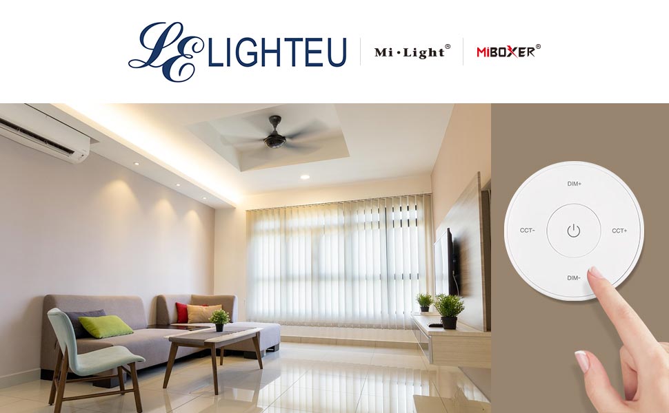 Modernes Wohnzimmer mit Deckenventilator und an der Wand montiertem weißem kreisförmigem Bedienfeld. Mehrere Ansichten zeigen die Smart-Home-Steuerschnittstelle und das Rauminnere.