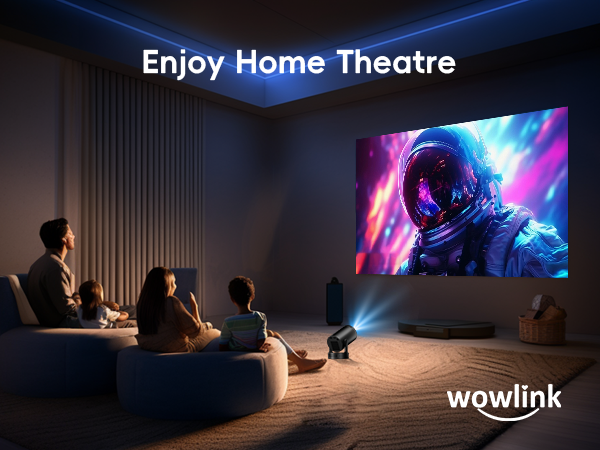 Heimkino-Setup mit großer Projektorleinwand, auf der ein lebendiges Bild zum Thema Weltraum dargestellt wird. Leute sitzen auf der Couch, Text „Enjoy Home Theatre“ über dem Bildschirm, „Wowlink“
