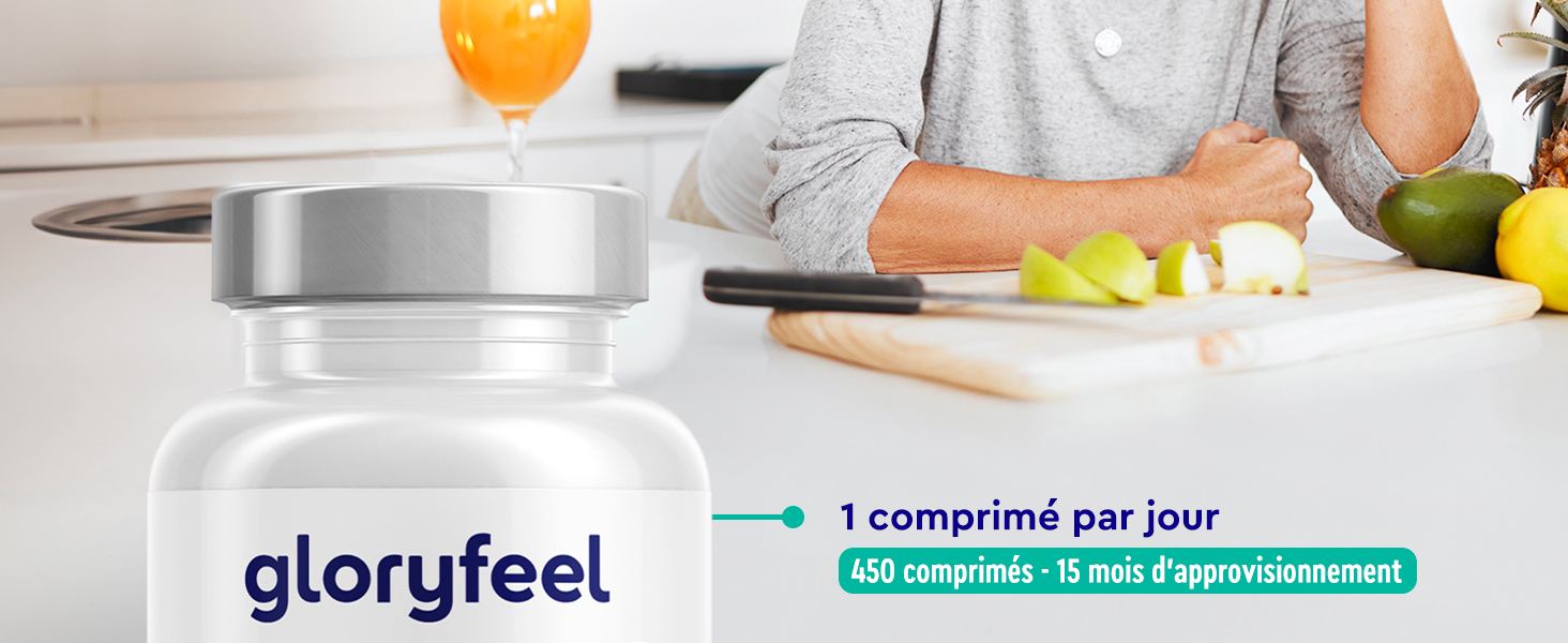 Flacon de supplément en verre transparent étiqueté « Gloryfeel » avec un texte en français indiquant la posologie quotidienne d'un comprimé, avec les agrumes et la préparation des aliments en arrière-plan