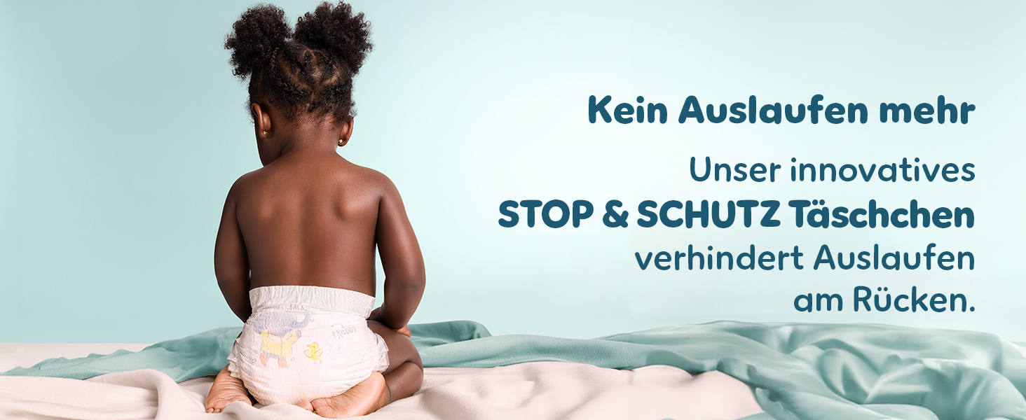 Ein Baby sitzt und im Text steht STOP & SCHUTZ Täschchen, das ein Auslaufen am Rücken verhindert.