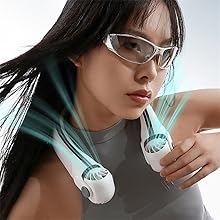 Persona que lleva gafas protectoras y usa un ventilador portátil para el cuello. El ventilador emite un flujo de aire azul,