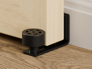 Bilderserie, die schwarze Montage- oder Stützvorrichtungen zeigt, die auf Holzböden oder -oberflächen positioniert sind.