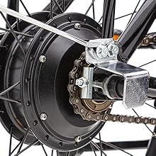 Nahaufnahme, die Details einer schwarzen Fahrradnabenmotorbaugruppe und eines Kettenmechanismus aus verschiedenen Blickwinkeln zeigt.
