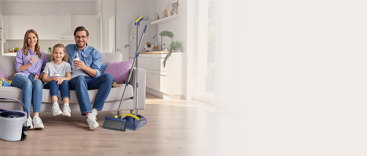 Una sala de estar con productos de limpieza en primer plano, que incluyen una mopa, un balde y paños de limpieza. La habitación tiene pisos de colores claros y paredes blancas