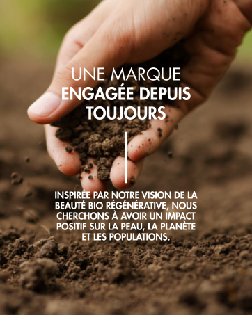 Le texte se lit comme suit : « Fácil de empujar y fácil de limpiar ». Série d'images montrant le nettoyage de sols en bois clair à l'aide de divers outils de nettoyage et de produits renversés.