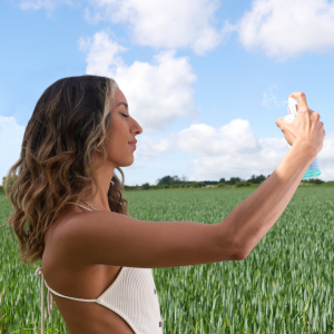 model spraying toning mist
