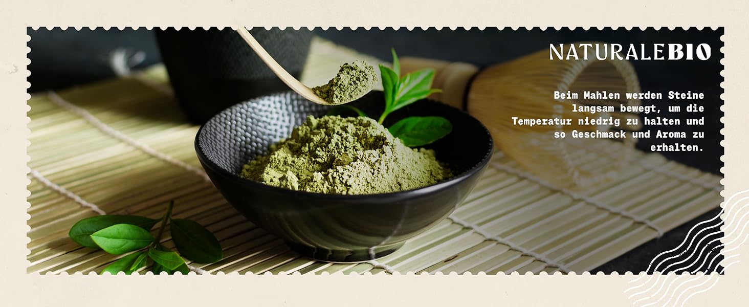 eine Schale Grünteepulver mit einem Löffel.