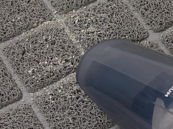 litter tapped in cat litter mat with vacuum to show Easy Clean and less wasted litter