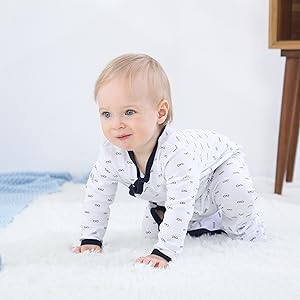 The long sleeve protect the baby from sunlight