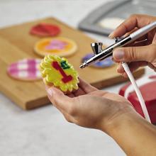 Amazon.com: Cake Boss Decorating Tools Airbrushing Kit, Red: Home Amazon.com: Cake Boss Decorating Tools Airbrushing Kit, Red: Home