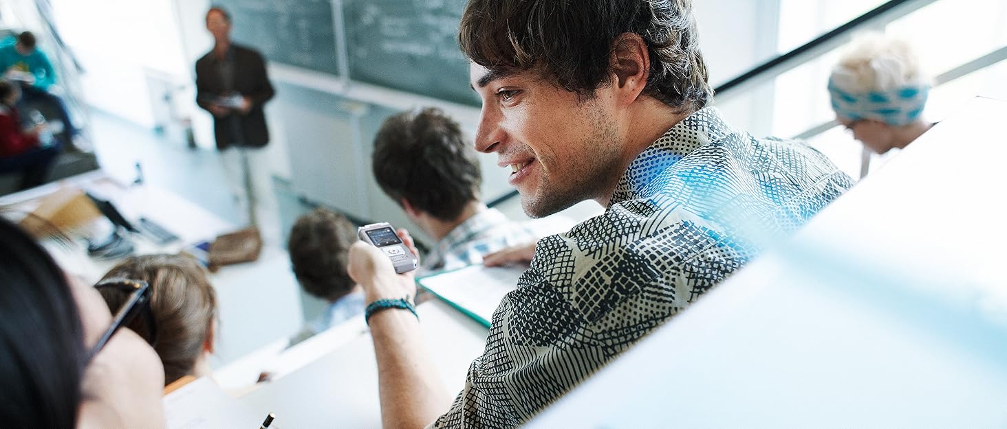 Student verwendet Philips VoiceTracer Audiorecorder um eine Vorlesung aufzunehmen 