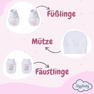 Der Text lautet „Füßlinge“, „Mütze“, „Fäustlinge“. Produktlayout mit Babyzubehör wie Fäustlingen, Socken und Mützen in weißer Farbe mit rosafarbenen grafischen Elementen.