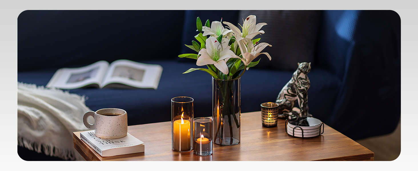 Abendszenen mit brennenden Kerzen, Weingläsern und gedeckten Tischen in schwach beleuchteter romantischer Atmosphäre.