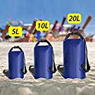 Tres botellas aislantes azules sobre arena, etiquetadas con capacidades de volumen de 50, 100 y 200, que probablemente representen diferentes opciones de tamaño para un producto en envases para bebidas.