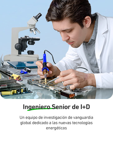 en bata blanca usando soldador en placa de circuito. Microscopio y componentes electrónicos visibles en la mesa de trabajo, lo que indica trabajos de investigación o reparación de productos electrónicos
