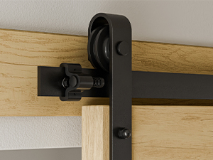 Nahaufnahmen einer schwarzen Halterung oder einer Ständerkomponente, die aus verschiedenen Blickwinkeln vor dem Hintergrund einer Holzoberfläche gezeigt werden.