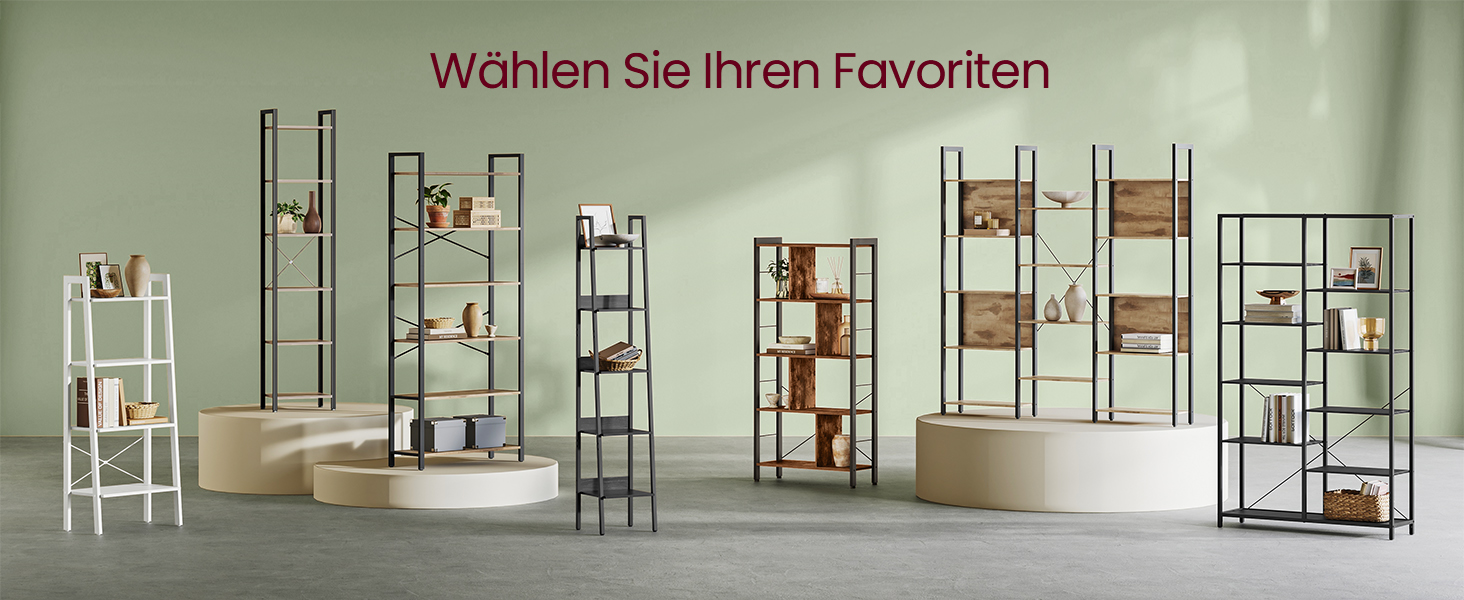 Kollektion von abgestuften Regalen in verschiedenen Stilen, mit Kombinationen aus Weiß und Holz, die vor einer mintgrünen Wand stehen