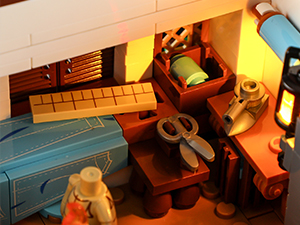 eine Lego-Szene mit einem Tisch und einer blauen Box.