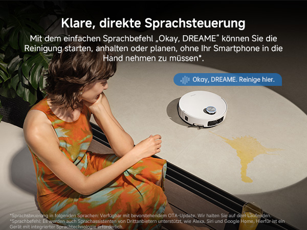 Der Text lautet „Klare, direkte Sprachsteuerung“ und „Hand nehmen zu müssen“. Demonstration einer Sprachsteuerungsschnittstelle für Küchengeräte, die die Interaktion mit der Kochfeldoberfläche zeigt.