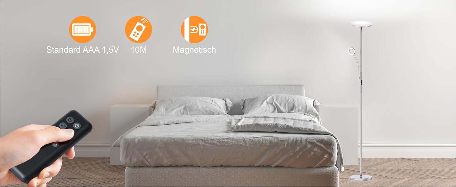 Schlafzimmerszene mit ferngesteuerter Stehlampe. Die Symbole zeigen Funktionen wie die Verwendung einer Standard-AAA-Batterie und die magnetisierte Basis. Die Hand hält die Fernbedienung