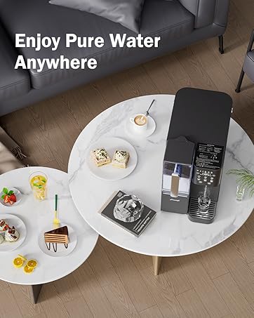 Tragbares Wasserreinigungsgerät auf Couchtisch mit Speisen und Getränken. Der Text lautet „Genießen Sie überall reines Wasser“. Gerät ist schwarz mit Digitalanzeige.