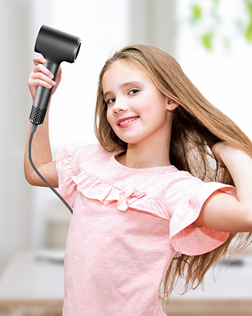 Personne utilisant un sèche-cheveux à main noir sur de longs cheveux blonds. Je porte un haut rose avec des détails volantés sur les épaules