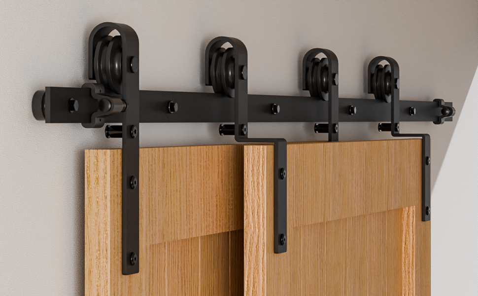 Beschläge für Schiebetüren aus schwarzem Metall, an einer weißen Wand montiert, mit Rollen und Schienen für Holztüren. Vier Rollen sind auf der Schiene sichtbar