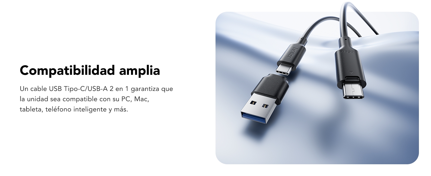 con conector USB-A estándar en un extremo y conector USB-C en el otro, sobre una superficie azul reflectante