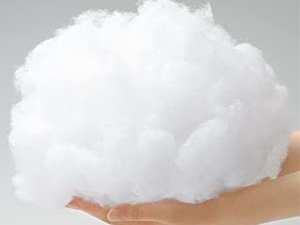 eine Hand, die eine Wolkenwolke