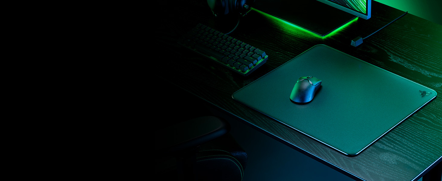 Plan rapproché d'un clavier avec rétroéclairage vert illuminé dans un environnement sombre, mettant l'accent sur une seule touche pressée.